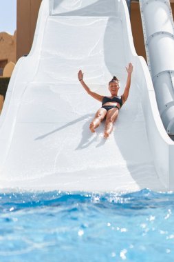 Mısır Hurghada 'sında su kaydırağında eğlenen bir kadın. Yüksek kalite fotoğraf