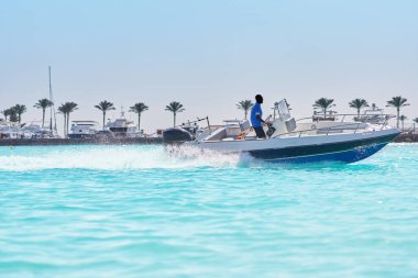 Mısır Hurghada 'da Kızıl Deniz' de sürat teknesi. Yüksek kalite fotoğraf