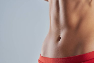 Kırmızı elbiseli genç kadın yoga yapıyor. Yüksek kalite fotoğraf