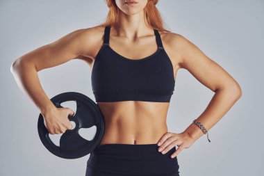 Beyaz ağırlıklarla çalışan genç ve formda bir kadın. Yüksek kalite fotoğraf