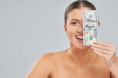 Elinde 100 dolarlık banknot tutan esmer kadının fotoğrafı. Yüksek kalite fotoğraf