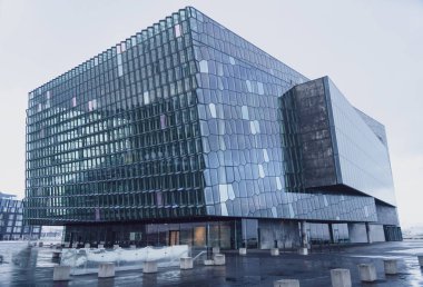 Reykjavik şehir merkezindeki Harpa binasının fotoğrafı. Yüksek kalite fotoğraf