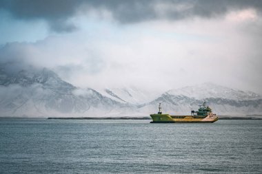 Reykjavik gemisinin fotoğrafı İzlanda limanına girmek için bekliyor. Yüksek kalite fotoğraf