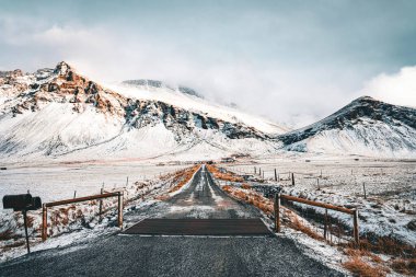 İzlanda 'nın tipik kış yolu fotoğrafı. Yüksek kalite fotoğraf