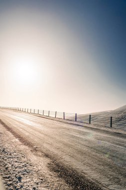 İzlanda 'nın tipik kış yolu fotoğrafı. Yüksek kalite fotoğraf
