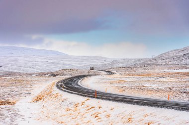 İzlanda 'nın tipik kış yolu fotoğrafı. Yüksek kalite fotoğraf