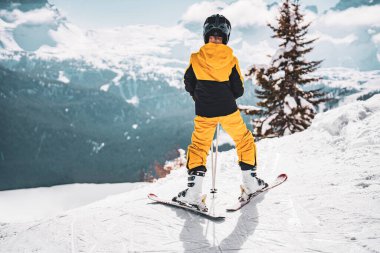 Vigo dağının tepesinde kayak yapan bir çocuğun fotoğrafı. Yüksek kalite fotoğraf