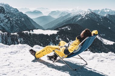 Pinzolo 'daki Karlı İtalya Trentino Alpleri güneşli yatak sandalyesi. Yüksek kalite fotoğraf