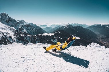 Pinzolo 'daki Karlı İtalya Trentino Alpleri güneşli yatak sandalyesi. Yüksek kalite fotoğraf