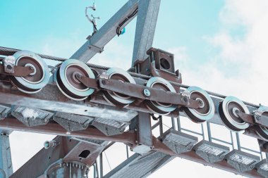 Folgarida 'daki karlı dağ yamaçlarına tırmanan kayakçılarla kayak kaldırma sistemi. Yüksek kalite fotoğraf