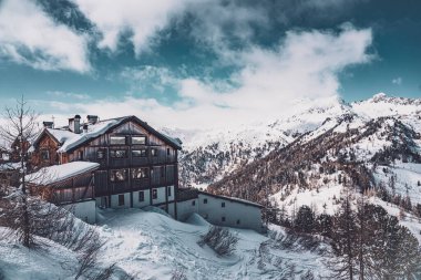 Karlı İtalya Trentino Alpleri ve tepesinde ahşap kulübe. Folgarida Marilleva bölgesi. Yüksek kalite fotoğraf