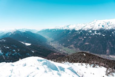 Pinzolo 'dan Karlı İtalya Trentino Alpleri manzarası. Yüksek kalite fotoğraf