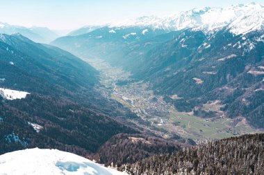 Pinzolo 'dan Karlı İtalya Trentino Alpleri manzarası. Yüksek kalite fotoğraf