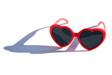 Beyaz arkaplanda kalp şeklinde kırmızı güneş gözlüğü