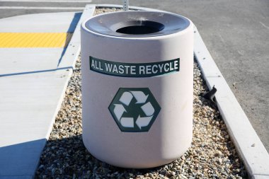 sokakta çöp kutusu