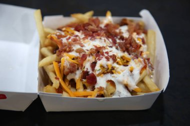 Laguna Hills, California - ABD - 8 Ocak 2023 Wienerschnitzel Hot Dog Restaurant. Laguna Hills California 'daki Wienerschnitzel Sosisli ve Lezzetli Dondurucu Fast food zincirinin girişi. Yazı