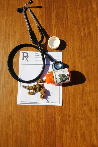 医療用マリファナ 大麻を閉めろ 医者は雑草のための処方 聴診器付きの薬鍋 医療用マリファナの処方 テーブルの上の医療大麻は — ストック写真