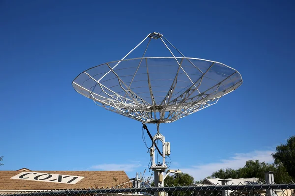 Satellite Dish Antenna Blue Sky — Stock Photo, Image
