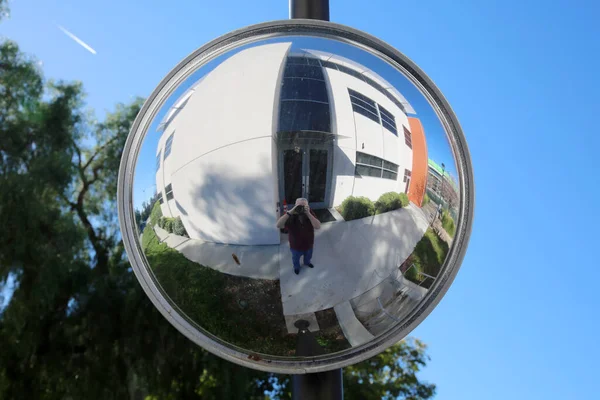 Sokakta Yuvarlak Aynanın Yakın Çekim Görüntüsü — Stok fotoğraf