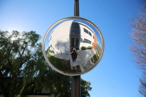 街道上圆形镜子的特写镜头 — 图库照片