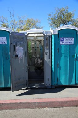 Umumi tuvaletler. Huntington Beach California sahilinde umumi tuvaletler. Dünya çapında insanlar ihtiyaç duyulduğunda hem özel hem de umumi tuvaletleri kullanır..