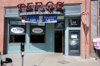 Huntington Sahili, CA - ABD - 19 Eylül 2022: PERQS Gece Kulübü ve Huntington Beach California 'daki Spor Barı. Dünyaca ünlü Huntington Plajı Yerel Bar ve Pub.