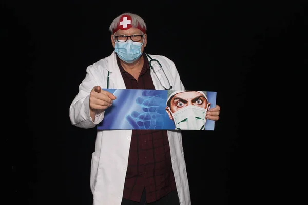 Medisch Een Vriendelijke Vriendelijke Dokter Glimlacht Terwijl Hij Staat Met — Stockfoto