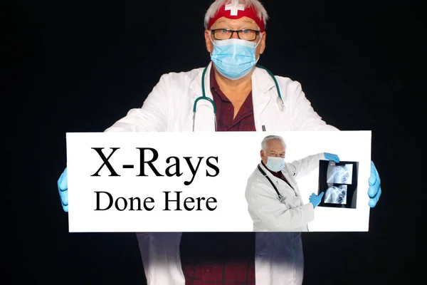 친절하고 의사는 배경을 포스터를 미소를 짓습니다 흰색의 청진기를 착용하고 의사를 — 스톡 사진