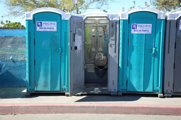 公共浴室 位于加利福尼亚州亨廷顿海滩的普通公共厕所 世界各地的人在需要时都会使用私人或公共浴室 — 图库照片