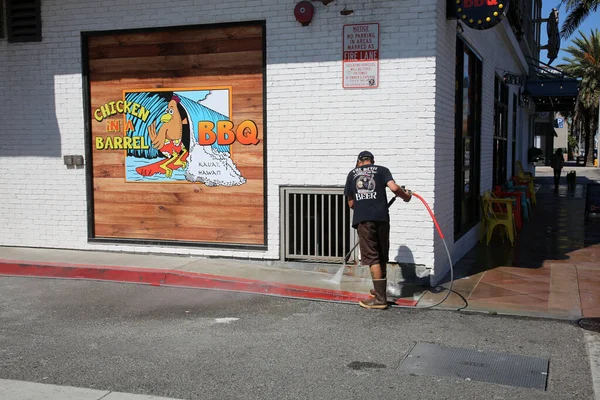 Rear View Person Cleaning Hawaiian Restaurant Facade — Stock Photo, Image