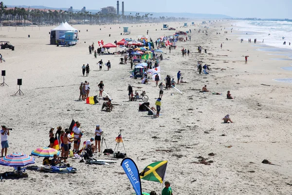 Huntington Beach California Crowds Tourists Sun Bathers Having Fun Swimming — Photo