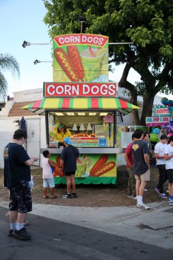 Costa Mesa, Kaliforniya, ABD - 20 Temmuz 2022: Orange County Fair, Costa Mesa, Kaliforniya. OC Fuarı 'nda Fair Foods. Fuarda insanların eğlenmesi için çeşitli egzotik yiyecekler..