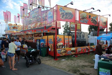 Costa Mesa, Kaliforniya, ABD - 20 Temmuz 2022: Orange County Fair, Costa Mesa, Kaliforniya. OC Fuarı 'nda Fair Foods. Fuarda insanların eğlenmesi için çeşitli egzotik yiyecekler..