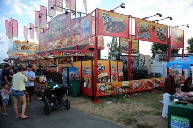Costa Mesa, Kaliforniya, ABD - 20 Temmuz 2022: Orange County Fair, Costa Mesa, Kaliforniya. OC Fuarı 'nda Fair Foods. Fuarda insanların eğlenmesi için çeşitli egzotik yiyecekler..