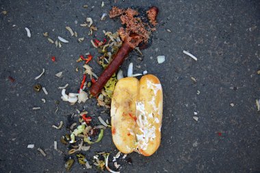 Sosisli sandviç yolda düştü. 