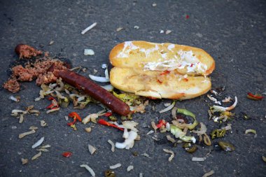 Sosisli sandviç yolda düştü. 