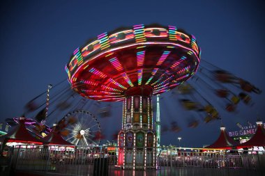Akşamları atlıkarınca, lunapark