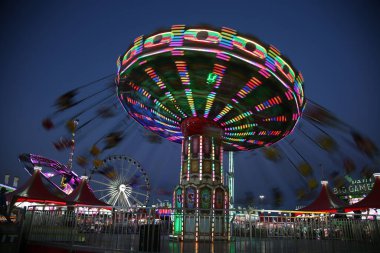 Akşamları atlıkarınca, lunapark