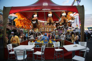 Costa Mesa, Kaliforniya, ABD - 20 Temmuz 2022: Orange County Fair, Costa Mesa, Kaliforniya. İnsanlar OC Fuarı 'nda ödül için yetenek oyunları oynuyorlar..