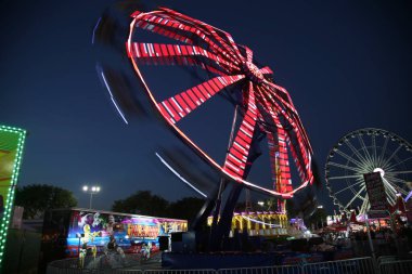 Akşamları atlıkarınca, lunapark