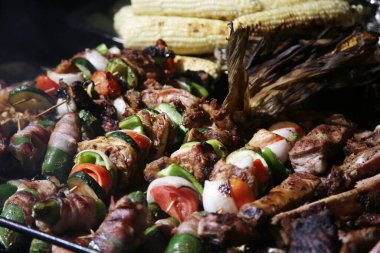 Izgara ızgarada et ve sebze..