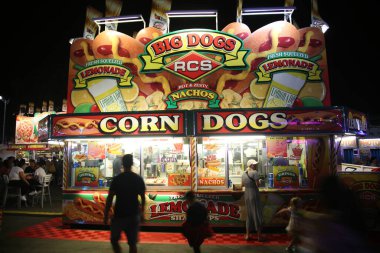 Costa Mesa, Kaliforniya, ABD - 20 Temmuz 2022: Orange County Fair, Costa Mesa, Kaliforniya. OC Fuarı 'nda Fair Foods. Fuarda insanların eğlenmesi için çeşitli egzotik yiyecekler..