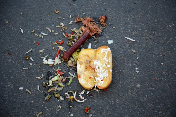 Sosisli Sandviç Yolda Düştü — Stok fotoğraf