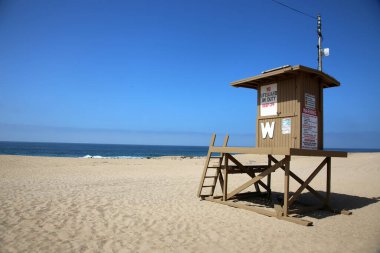 Newport Sahili, Kaliforniya - ABD - 3 Mayıs 2022: Boş Cankurtaran İstasyonu. Newport Beach California 'da boş bir cankurtaran istasyonu. Cankurtaran kulesi. Güvenlik kulesi.
