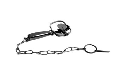 Vahşi hayvanları yakalamak için demir avı tuzağı. Beyazda izole edilmiş. Hayvan tuzağı. Hayvan avlamak. Kaçak avcılık. Bacak Tuzağı. Çevre koruma.