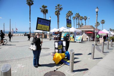 Huntington Beach, California - ABD - 6 Mart 2022 Ukrayna 'daki savaşı protesto eden insanlar. Halk, Rusya 'nın Ukrayna' ya ve haksız ve adaletsiz savaşa karşı savaş ilan etmesini protesto etmek için toplandı..