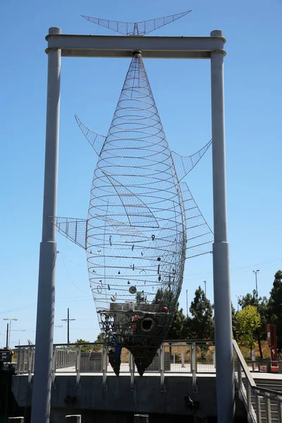 美国加利福尼亚州圣佩德罗市 一个40英尺高的蓝鳍金枪鱼是由艺术家卡尔 成龙的公共艺术雕塑不锈钢丝制成的 — 图库照片