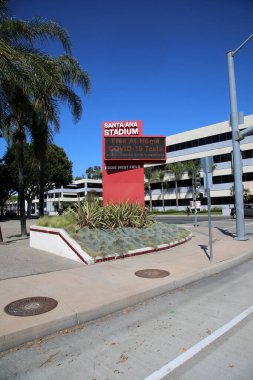 Santa Ana, California - ABD - 13-2022 Mart: Santa Ana Stadyumu işareti. Santa Ana, Kaliforniya Stadyumu 'nun dışındaki Elektronik İşaret. Orange County California Etkinlik Stadyumu Elektronik İşareti.