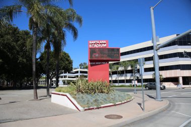 Santa Ana, California - ABD - 13-2022 Mart: Santa Ana Stadyumu işareti. Santa Ana, Kaliforniya Stadyumu 'nun dışındaki Elektronik İşaret. Orange County California Etkinlik Stadyumu Elektronik İşareti.