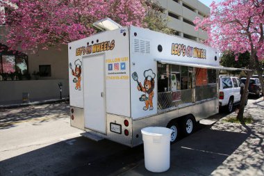 Santa Ana, California - ABD - 13-2022 Mart: Leo 's On Wheels Food Truck. Santa Ana California sokaklarında iş için bir yemek kamyonu açıktır. Yiyecek kamyonları yiyecek, yiyecek ve içecek sağlar..